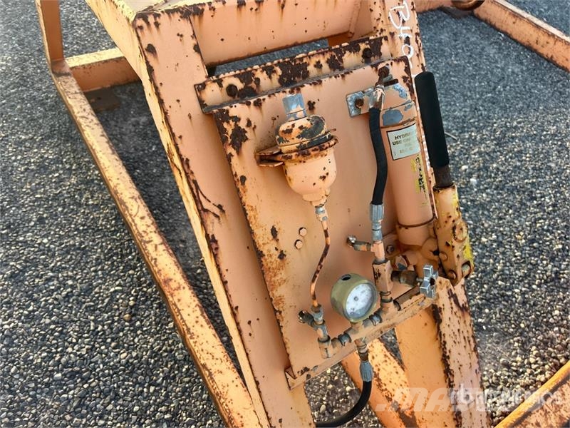 Quantity of (3) Reel Stand Pomoćni strojevi
