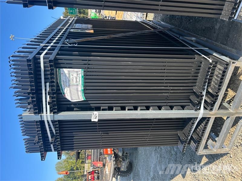 Quantity of (30) KJ K0710-30 10 ft x 7 ft Powder Gårds‐husdyr gjerder