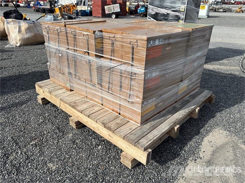 Quantity of (36) Knaack 28 in x 12 in x 12 in Job Outros componentes