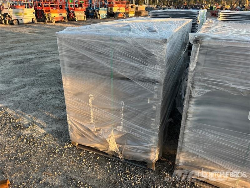 Quantity of (38) 6' x 36 in Trex Enhance Steel Rai Andre komponenter