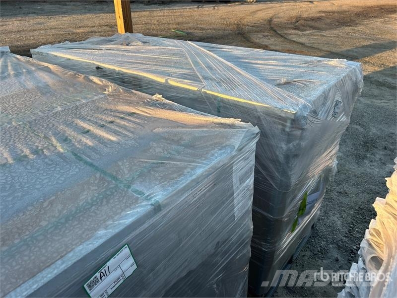 Quantity of (38) 6' x 36 in Trex Enhance Steel Rai Andre komponenter