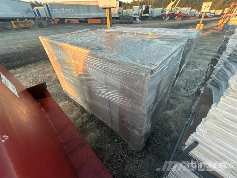 Quantity of (38) 6' x 36 in Trex Enhance Steel Rai Andre komponenter