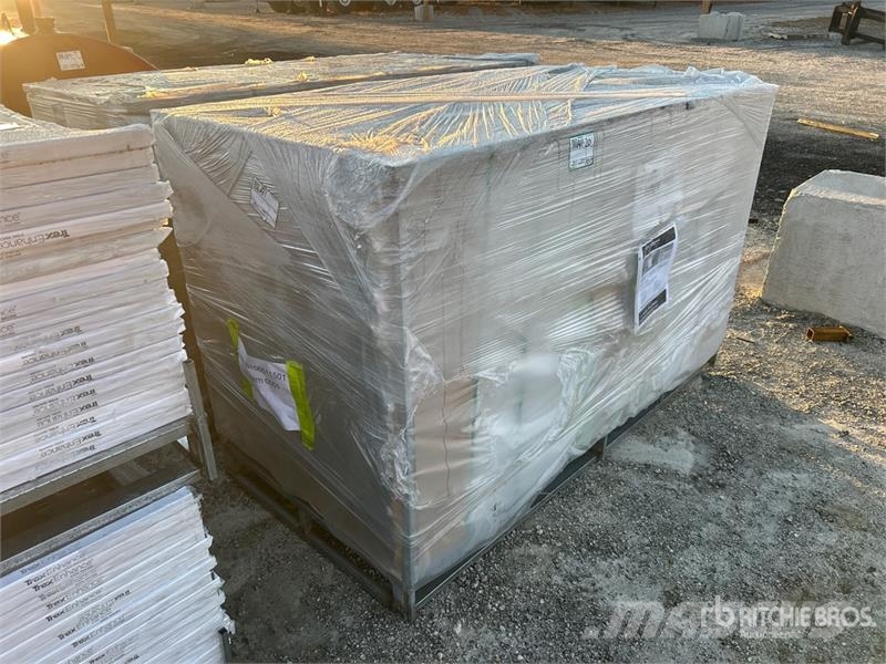 Quantity of (38) 6' x 36 in Trex Enhance Steel Rai Andre komponenter