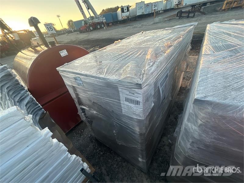 Quantity of (38) 6' x 36 in Trex Enhance Steel Rai Andre komponenter