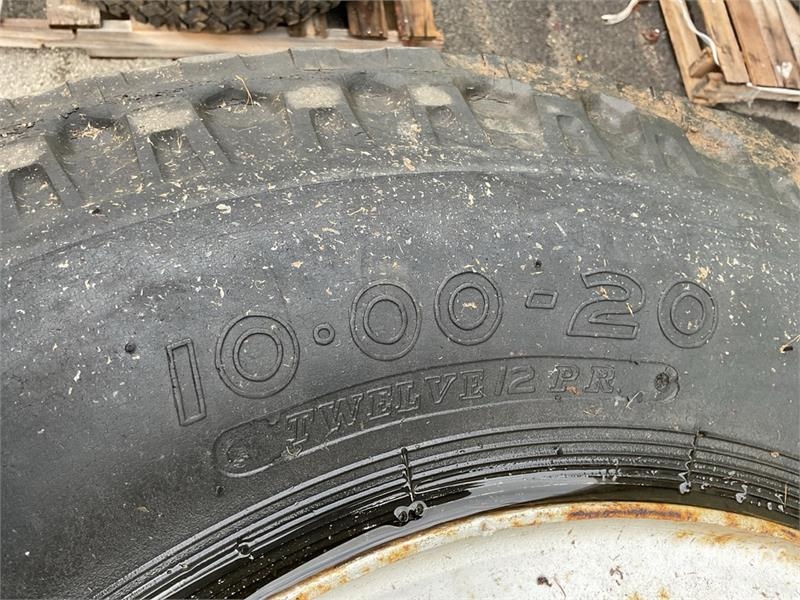 Quantity of (4) 11R20 Tires w/Wheels Transport - Inne