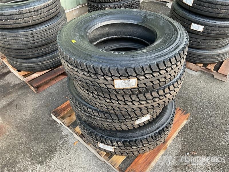 Quantity of (4) 11R22.5 Tires Transport - Inne