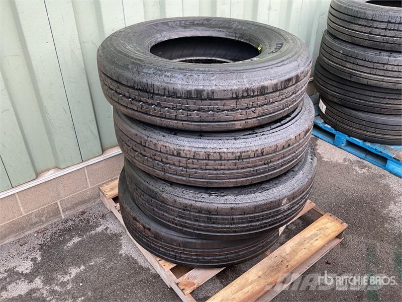 Quantity of (4) 11R22.5 Tires Transport - Inne