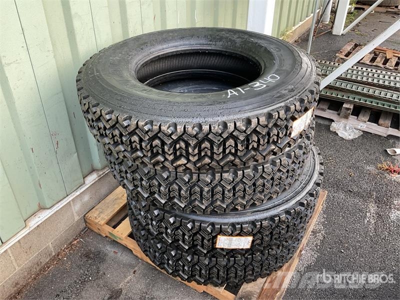 Quantity of (4) 11R22.5 Tires Transport - Inne
