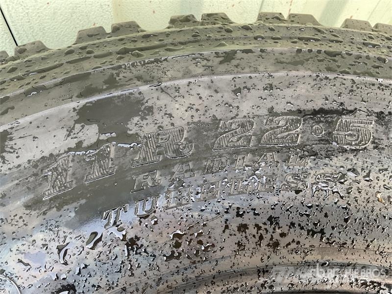 Quantity of (4) 11R22.5 Tires Transport - Inne
