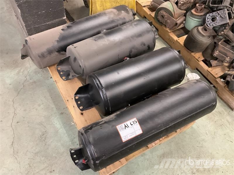  Quantity of (4) Air Tanks Drugi deli