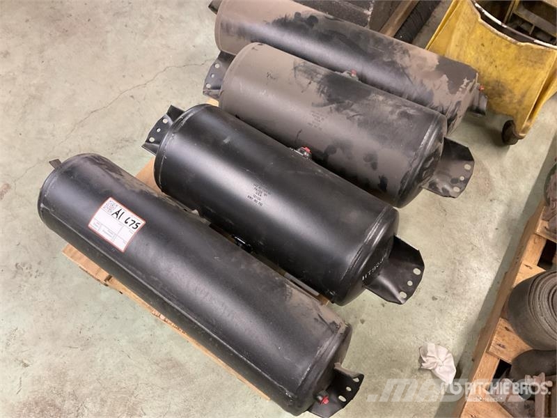  Quantity of (4) Air Tanks Drugi deli