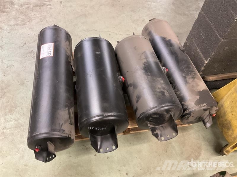  Quantity of (4) Air Tanks Drugi deli