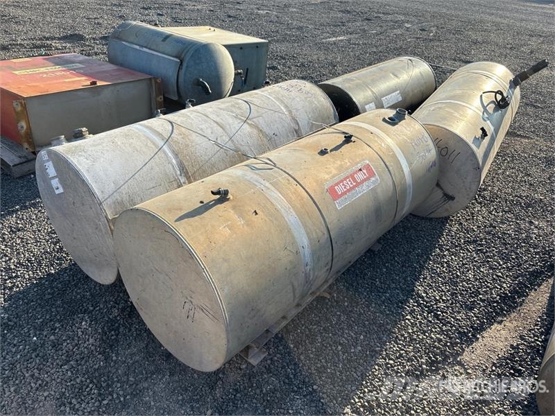  Quantity of (4) Aluminum Diesel Fuel Tank صهاريج الوقود والصهاريج الإضافية