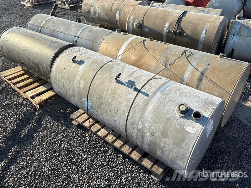  Quantity of (4) Aluminum Diesel Fuel Tank صهاريج الوقود والصهاريج الإضافية