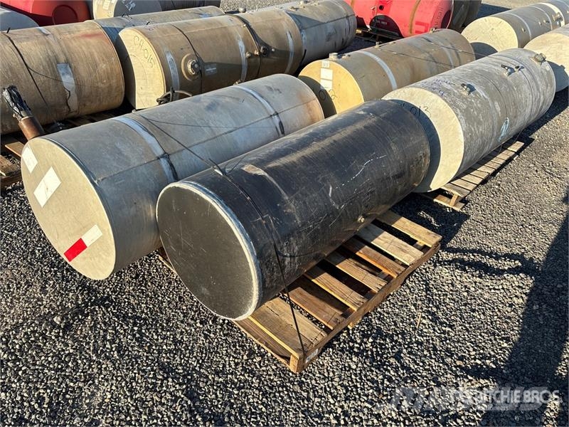  Quantity of (4) Aluminum Diesel Fuel Tank صهاريج الوقود والصهاريج الإضافية