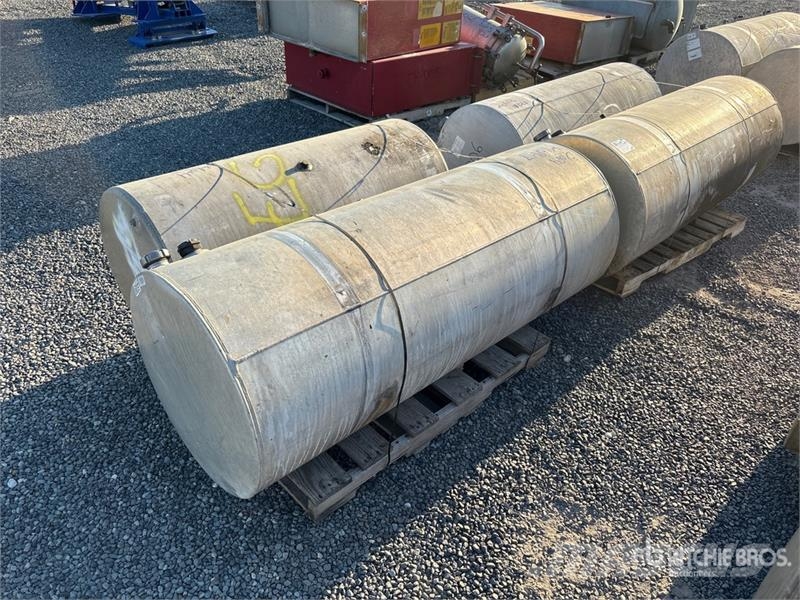  Quantity of (4) Aluminum Diesel Fuel Tank صهاريج الوقود والصهاريج الإضافية