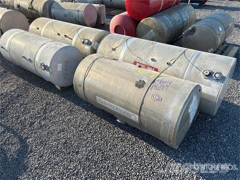  Quantity of (4) Aluminum Diesel Fuel Tank صهاريج الوقود والصهاريج الإضافية