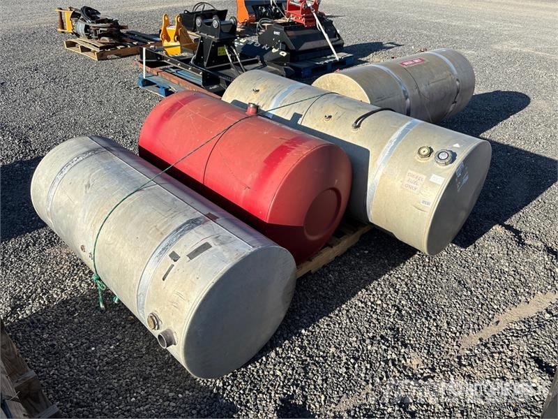 Quantity of (4) Aluminum Diesel Fuel Tank Zbiorniki paliw i płynów eksploatacyjnych