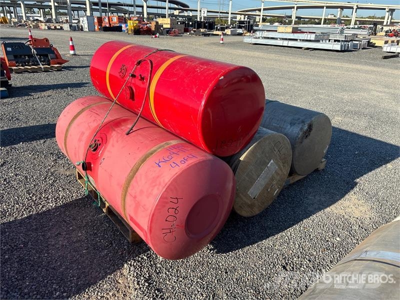 Quantity of (4) Diesel Fuel Tank Zbiorniki paliw i płynów eksploatacyjnych