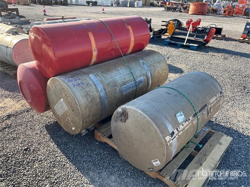 Quantity of (4) Diesel Fuel Tank Zbiorniki paliw i płynów eksploatacyjnych