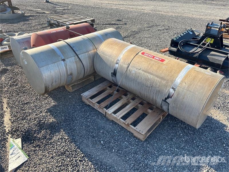  Quantity of (4) Diesel Fuel Tank Tanques de combustível e aditivos