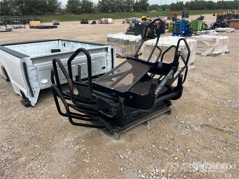  Quantity of (4) Grill guards معدات النقل - غير ذلك
