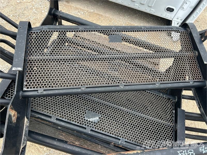  Quantity of (4) Grill guards معدات النقل - غير ذلك