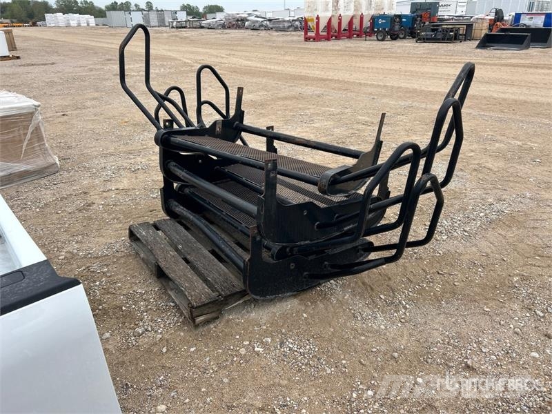  Quantity of (4) Grill guards معدات النقل - غير ذلك