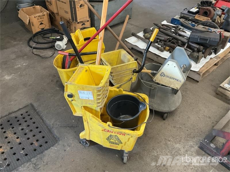 Quantity of (4) Mop Buckets Andre komponenter