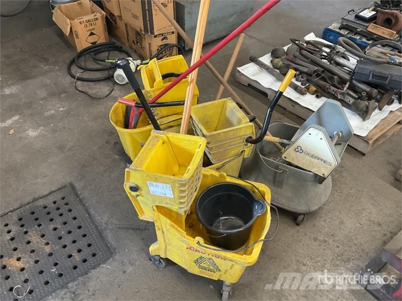 Quantity of (4) Mop Buckets Andre komponenter