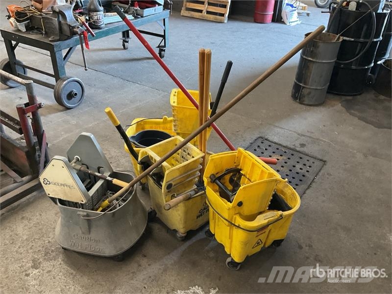 Quantity of (4) Mop Buckets Andre komponenter
