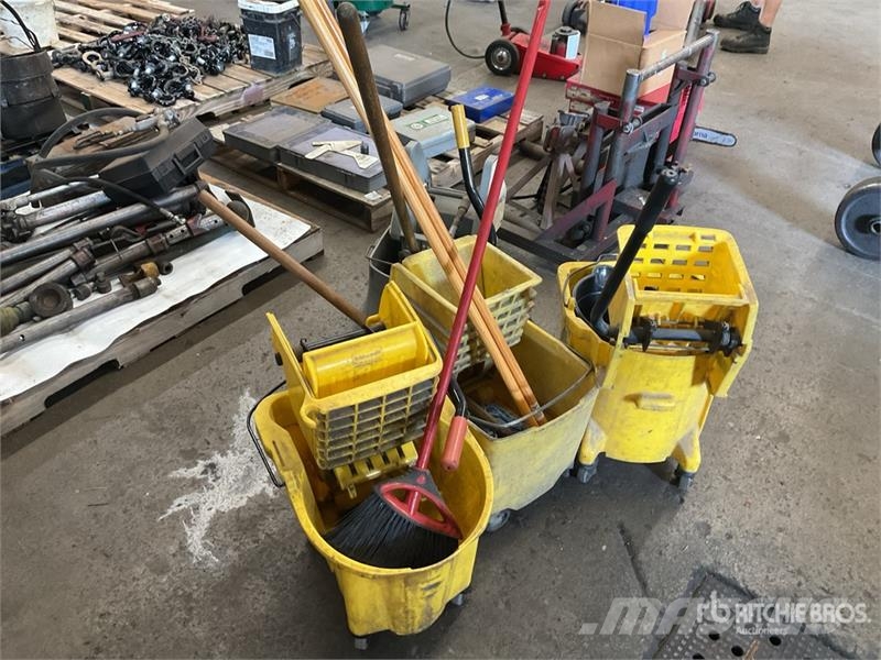 Quantity of (4) Mop Buckets Andre komponenter