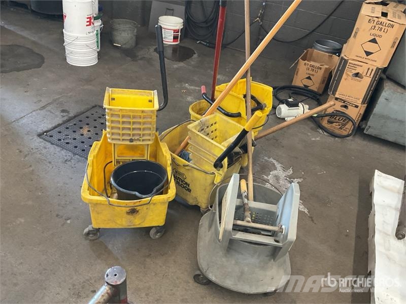 Quantity of (4) Mop Buckets Andre komponenter