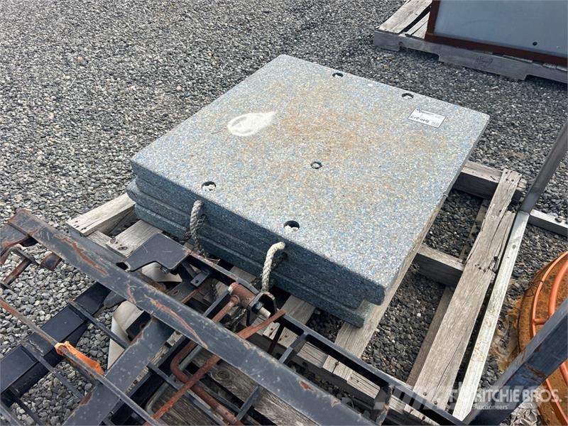 Quantity of (4) Outrigger Pads クレーン部品と設備