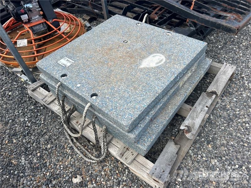 Quantity of (4) Outrigger Pads クレーン部品と設備