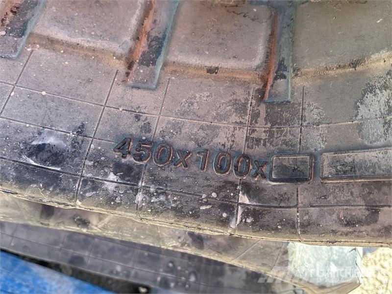Quantity of (4) Pallets of Assorted Rubber Tracks 其他組件