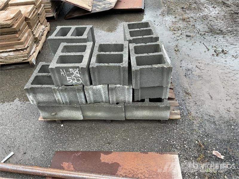 Quantity of (4) Pallets of Landscape Stones Andet tilbehør