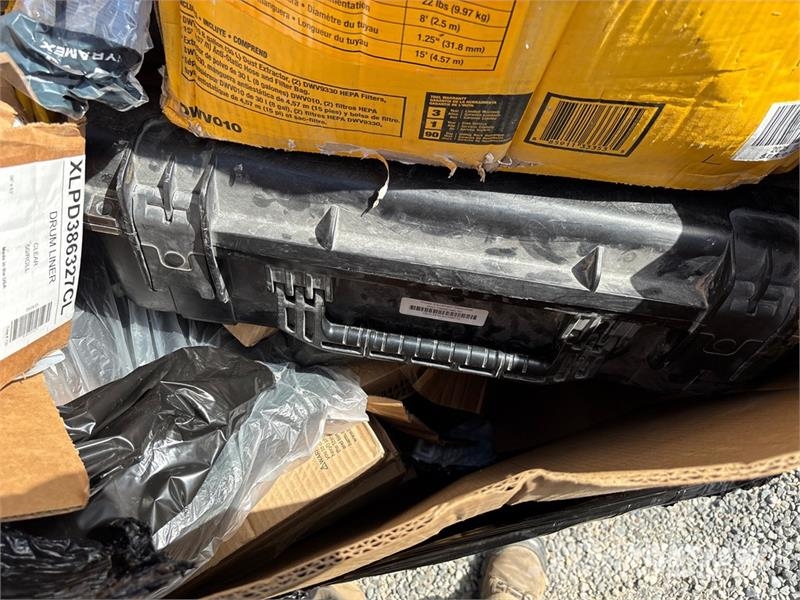  Quantity of (4) Pallets of Contractor supplies Sonstige Baumaschinen