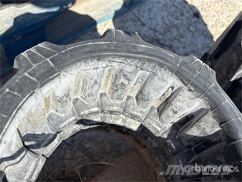 Quantity of (4) Pallets of Assorted Rubber Tracks 其他組件