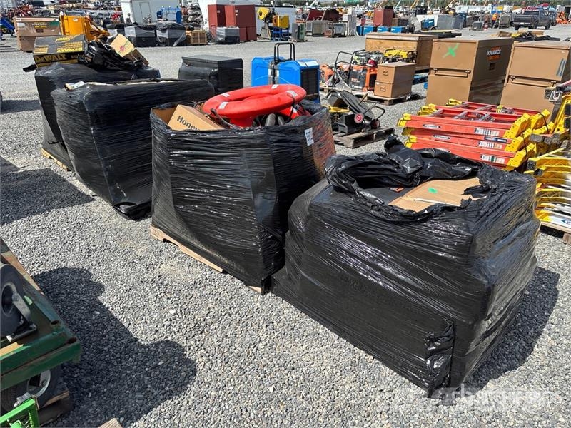  Quantity of (4) Pallets of Contractor supplies Sonstige Baumaschinen