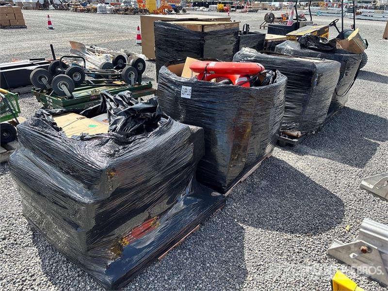  Quantity of (4) Pallets of Contractor supplies Sonstige Baumaschinen