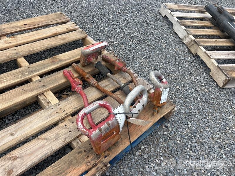 Quantity of (4) Pneumatic 3 Head Scabbler 건설 장비 - 기타