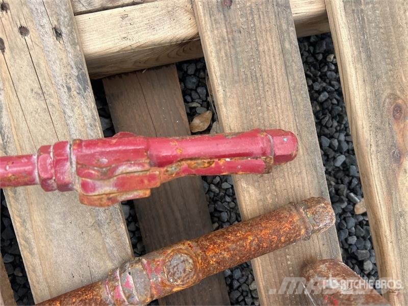 Quantity of (4) Pneumatic 3 Head Scabbler 건설 장비 - 기타