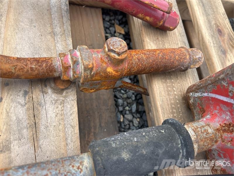 Quantity of (4) Pneumatic 3 Head Scabbler 건설 장비 - 기타