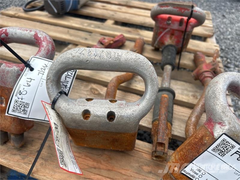 Quantity of (4) Pneumatic 3 Head Scabbler 건설 장비 - 기타