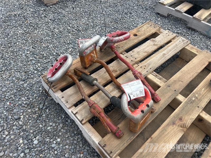 Quantity of (4) Pneumatic 3 Head Scabbler 건설 장비 - 기타