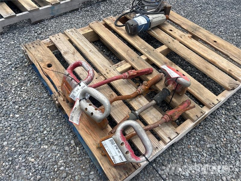 Quantity of (4) Pneumatic 3 Head Scabbler 건설 장비 - 기타