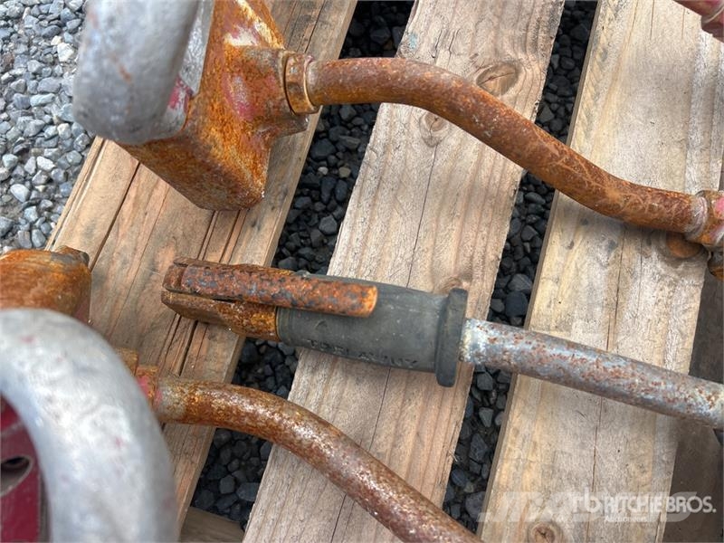 Quantity of (4) Pneumatic 3 Head Scabbler 건설 장비 - 기타
