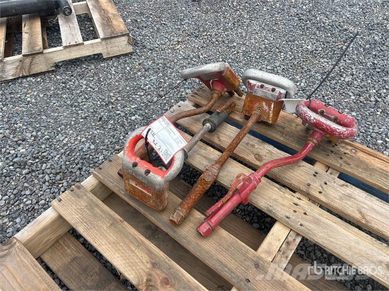 Quantity of (4) Pneumatic 3 Head Scabbler 건설 장비 - 기타