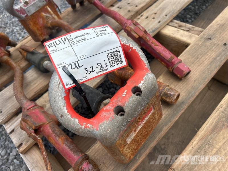 Quantity of (4) Pneumatic 3 Head Scabbler 건설 장비 - 기타